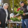 Cecilia Gumpp kauft vor dem Hermanfriedhof bei Wilhelm Hagenbusch Blumen fürs Grab. Nicht nur sie kritisiert, dass in der Hermanstraße die Parkplätze einem Fahrradstreifen hätten weichen mussten. 