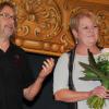 Blumen als Dank: „Brett im Schtoi“-Vorsitzender Norbert Riggenmann mit der langjährigen Gastgeberin Hilde Mack.