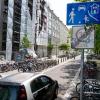 Ein "Spielstraße"-Hinweisschild und ein Geschwindigkeitsschild hängen in Berlin in der Gudvanger Straße in Prenzlauer Berg.