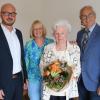 Noch viele schöne Jahre bei guter Gesundheit wünschten Melanie Kreuzinger an ihrem 100. Geburtstag (von links): Vizelandrat Michael Helfert, Tochter Ingrid Rieck und zweiter Bürgermeister Roland Ahne.
