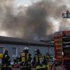 In Lauingen brannte eine Halle der Recyclingfirma Stena ab. Der Schaden beläuft sich laut Polizei auf eine halbe Million Euro. Die Feuerwehr kämpfte eine Nacht über gegen die Flammen.