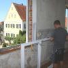 Eine saubere Vorbereitung für die neuen Holzfenster ist wichtig vor dem Setzen - hier im westlichen Obergeschoss mit Blick auf das alte Pfarrhaus in Gebenhofen.