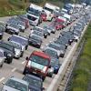 Pkw und Lkw stauen sich auf der Autobahn A9.