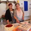 Der Frauenbund ist mehr als Kuchen backen, doch der gute Kuchen gehört auf jeden Fall dazu. Hier schneidet Teamsprecherin Luise Hungbaur mit Bezirksleiterin Silvia Lutz den Jubiläumskuchen an, der von der Kreativkonditorei Karmann wunderschön gestaltet wurde.