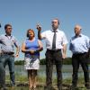 Auf dem Donaudamm ließ sich der Landeschef der Freien Wähler Hubert Aiwanger (Mitte) über den Auwald informieren. Mit dabei beim Ortstermin waren Bergheims Bürgermeister Tobias Gensberger, sein 2. Stellvertreter Thomas Bauer, MdL Eva Gottstein, MdL Benno Ziererl und Theo Weidacher von der Waldgenossenschaft Bergheim (von links). 