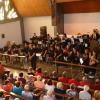 Voll besetzt war die Christkönigskirche Fessenheim beim Konzert an einem Sommerabend mit dem Kleinen Bezirkschor des Posaunenbezirks Donau-Ries und dem Ökumenischen Singtreff Harburg.  	