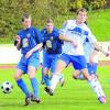 Auch die Sendener (ganz in Blau) hatten gegen Bezirksliga-Spitzenreiter FV Illertissen II keine Chance und unterlagen klar mit 1:6. Foto: alfa 