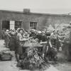 Zwangsarbeiterinnen im Jahr 1941 im Hof der Konservenfabrik Dr. Knoll in der Krumbacher Bahnhofstraße.