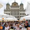 Mit der Friedenstafel auf dem Augsburger Rathausplatz wird das Friedensfest am 8. August begangen. Über das Rahmenprogramm gibt es schon wieder eine Diskussion.