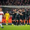 Eintracht Frankfurts Spieler feiern das Tor zum 2:0 über den VfB Stuttgart.