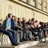Zahlreiche Menschen sitzen am 28. Dezember 2015 vor der Residenz in München und genießen die Sonne. 