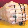 Wie die meisten Rosenkranzbeterinnen hat auch diese 82-jährige Frau die „Gebetsschnur“ um die Hände gelegt. So wird hier der Rosenkranz oft bezeichnet. 