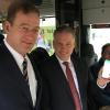INVG-Geschäftsführer Robert Frank und Ingolstadts Oberbürgermeister Christian Lösel stellten gestern das neue Handyticket für die Ingolstädter Busse vor. 