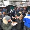 Essen wohin man schaut auf dem Augsburger Christkindlesmarkt? Irina und Anatoli Brade lassen sich jedenfalls eine Riesenbosna schmecken. 