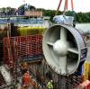 Einbau einer 47 Tonnen schweren Kaplan-Turbine im Rohbau des Wasserkraftwerks im Hochablass-Wehr am 17. September 2013.