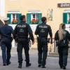 Polizeibeamte streifen am Dienstag durch die Berchtesgadener Innenstadt, um die Einhaltung der drastisch verschärften Corona-Regeln zu kontrollieren.