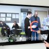 Auf einem Video mal eben was markieren: Die Touch-LED-Bildschirme in den Neusässer Klassenzimmern machen es möglich, wie Johannes Münch zeigt.  	