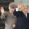 Ein seltener Auftritt: Der japanische Kaiser Akihito und seine Frau Michiko besuchen die Region und sprechen mit einigen Opfern.