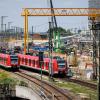 Züge der S-Bahn München fahren an der Baustelle der zweiten S-Bahn-Stammstrecke durch die Münchner Innenstadt. Der Bau der Stammstrecke wird wohl teurer und kommt Jahre später als geplant. 