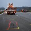 Markierungen auf der A8 weisen auf den schweren Unfall hin.