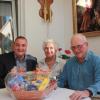 Bürgermeister Simon Schropp (links) gratulierte Maria und Hans Schmitt mit einem Geschenkkorb der Gemeinde zum 60-jährigen Ehejubiläum. 	
