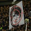 Hannover-Fans halten ein Fadenkreuz-Plakat mit dem Gesicht des Film-Zauberers Harry Potter hoch.