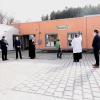 Die Segnung fand im Freien, auf Abstand und mit Maske statt. Am Montag  geht der neue Konzenberger Kindergarten „Waldmäuse“ offiziell in Betrieb. 	