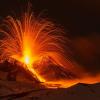 Lava wird während einer Eruption aus dem Südostkrater des Ätna geschleudert. Der Flugverkehr in Catania musste vorübergehend eingestellt werden.