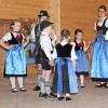 Die Meringer Trachtenjugend zeigte den Besuchern noch vor der Ansprache Florian Mayers drei Tänze. 	