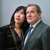 Soyeon Schröder-Kim (l.) mit ihrem Mann Gerhard Schröder. Seine Nähe zu Russland scheint für sie Konsequenzen zu haben.