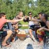 Manuel Kohler aus Wertingen (Zweiter von rechts) grillt im Sommer regelmäßig am Weiher. Angst vor einer Lebensmittelvergiftung hat er jedoch nicht. 	