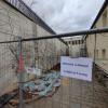 Die Mauer des Auergartens auf dem Donauwörther Heilig Kreuz-Areal grenzt an den dortigen Kindergarten. Sie ist einsturzgefährdet. Auf die akute Gefahr weist ein Schild hin.