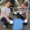 Die Brüder Florian (links) und Daniel Greiser haben den Kö-Roboter Swally gebaut. 	