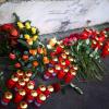 Angehörige und Freunde haben Kerzen und Blumen an der Stelle niedergelegt, an der die vier jungen Leute bei einem Autounfall ums Leben gekommen sind. 