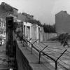 Blick auf die Berliner Mauer mit Sperranlagen und Todesstreifen am 22. Oktober 1965 in der Bernauer Straße in Berlin-Wedding. Gut zu erkennen sind auch noch die Reste der Häuser die nach und nach für den Mauerbau abgerissen wurden.