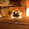 Ein Carport und Autos standen in der Nacht zum Montag in Babenhausen in Flammen.