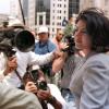 Die ehemalige Praktikantin im Weißen Haus, Monica Lewinsky, wird von Journalisten umringt, als sie am 28. Juli 1998 vor den Büros ihrer Anwälte in Washington eintrifft. 