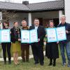 Im Garten von Carl Orff wurden die Förderbescheide für drei Leader-Projekte vergeben: Das Bild zeigt (von links) Landrat Thomas Eichinger, Lejla Hasukic (Steinzeitdorf Pestenacker), Veronika Hämmerle (Leader-Koordinatorin), Hans-Peter Sander (Leader-Management), Christian Bolz (Bürgermeister der Gemeinde Weil und Vorsitzender der LAG-Ammersee), Judith Janowski und der Dießener Altbürgermeister Herbert Kirsch (Carl-Orff-Stiftung).