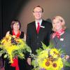 Beim Frauen-Abend der Sparkasse Donauwörth (von links): Moderatorin Gerda Trollmann (Wemding), Direktor Johann Natzer und Referentin Sandra Laaks.