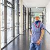 Die Fachgesundheits- und Krankenpflegerin Bozidarka Zimmermann steht in einem Gebäude des Universitätsklinikums Freiburg.