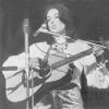 Joan Baez in jungen Jahren: Die Sängerin und Gitarristin 1973 bei einem Auftritt in der Essener Gruga-Halle.