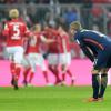 Leipzigs Timo Werner blickt den Bayern-Spielern beim Torjubel nach dem 3:0 zu.