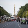 Auf der Straße des 17. Juni finden bereits Aufbauarbeiten für den Berlin Marathon statt.