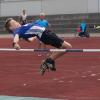 Vier Landkreis-Titel holte sich John Kaldjob-Nlonga (oben links, beim Start über 100 Meter der A-Jugend). Jonas Pfeiffer (unten, beim Hochsprung) schaffte eine schwäbische Jahresbestleistung im Vierkampf der Zwölfjährigen. 	