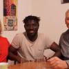 Evelyn Söll (von links), Kaume Konte und Jürgen Söll haben gut lachen. Konte hat seine Gesellenprüfung bestanden und die erste eigene Wohnung in Offingen gefunden. Zurück in den Senegal möchte Konte erst, wenn er sich noch mehr für ein gutes Leben in der Heimat aufgebaut hat. 	