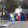 Bei einem schweren Unfall in Ingolstadt wurde eine Frau von einem Lastwagen überrollt. Sie starb auf der Straße.