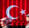 Für die Türken im Ausland hat die zweiwöchige Wahlphase, in der sie über das umstrittene türkische Präsidialsystem abstimmen können, begonnen.