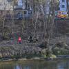 Eine als vermisst gemeldete Frau aus der kbo-Mangfall Klinik wurde am Ufer des Lech auf Höhe Sandauer Brücke von der Feuerwehr und Rettungssanitätern geborgen.