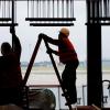 Irgendwas ist immer zu tun auf Deutschlands peinlichster Baustelle: zwei Arbeiter in einem Terminal des künftigen Berliner Hauptstadtflughafens.