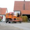 Täglich donnern schwere Laster durch die Römerstraße in Wullenstetten. Das nervt die Anlieger. Aber die Stadt ist machtlos, weil es sich um eine Staatsstraße handelt. 
